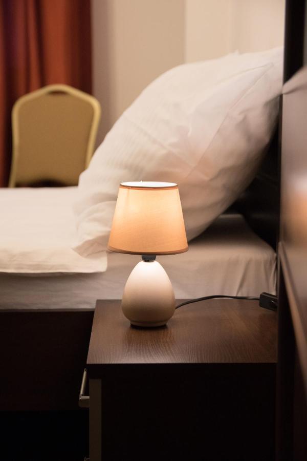 Hotel Hensch Lodź Bagian luar foto