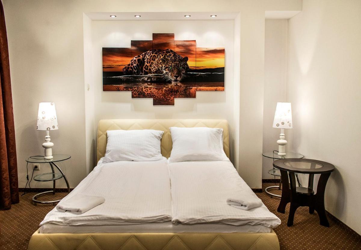 Hotel Hensch Lodź Bagian luar foto